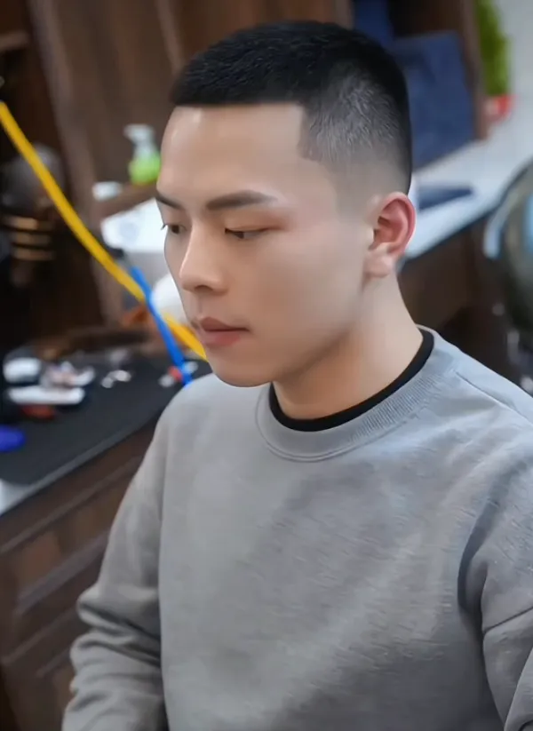 Buzzcut học sinh 1