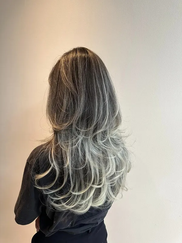 Nhuộm balayage xám khói 8