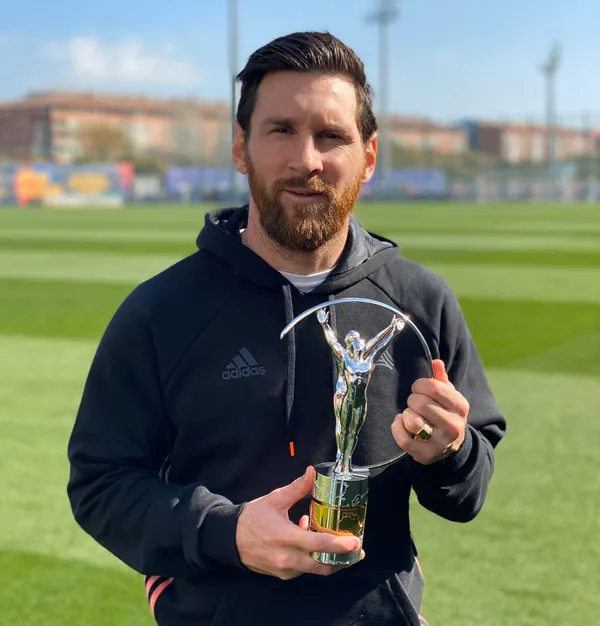 Ảnh messi cầm cup ở sân cỏ