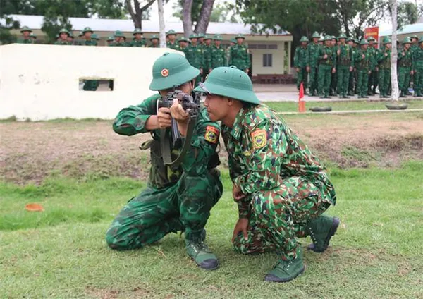 Hình ảnh chú bộ đội cầm súng 6